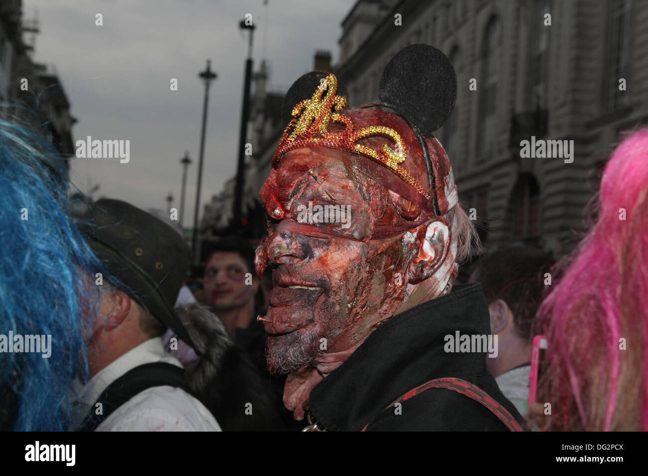 Piccadilly Circus ist während der jährlichen Zombie-Invasion von London zugunsten von St. MungoÕs, Wohltätigkeitsorganisation für Obdachlose mit Zombies befallen. London, UK 12. Oktober 2013 Stockfoto