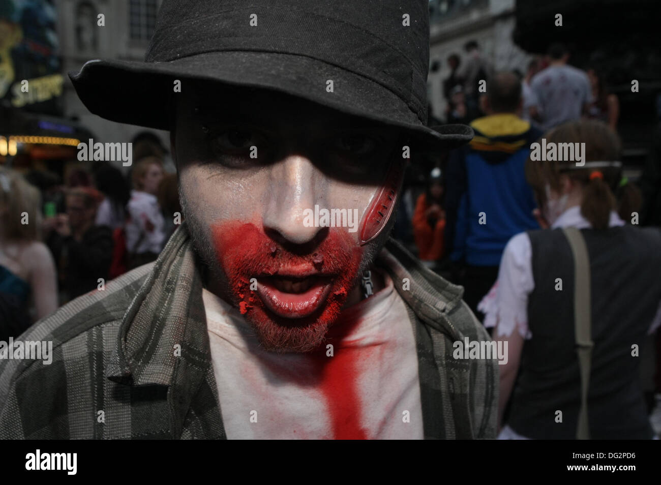 Piccadilly Circus ist während der jährlichen Zombie-Invasion von London zugunsten von St. MungoÕs, Wohltätigkeitsorganisation für Obdachlose mit Zombies befallen. London, UK 12. Oktober 2013 Stockfoto