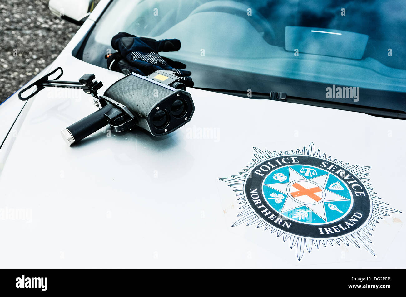 Geschwindigkeit-Radar-Pistole auf der Motorhaube eines Autos Police Service of Northern Ireland PSNI Stockfoto