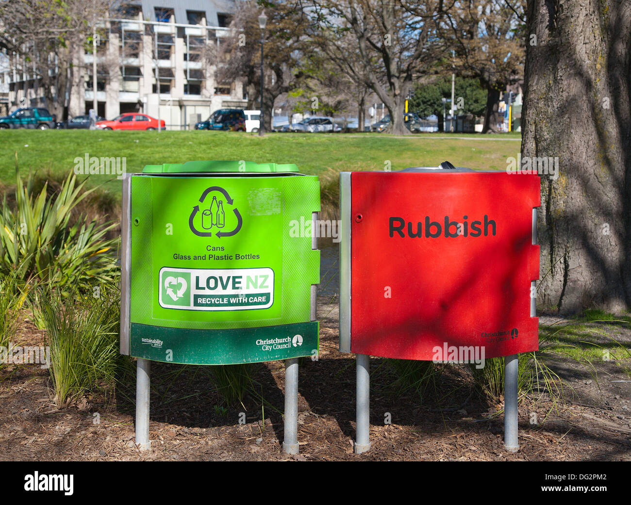 Ein roter Mülleimer und eine grüne Gelbe Tonne in Hagley Park, Christchurch, Canterbury, Südinsel, Neuseeland Stockfoto