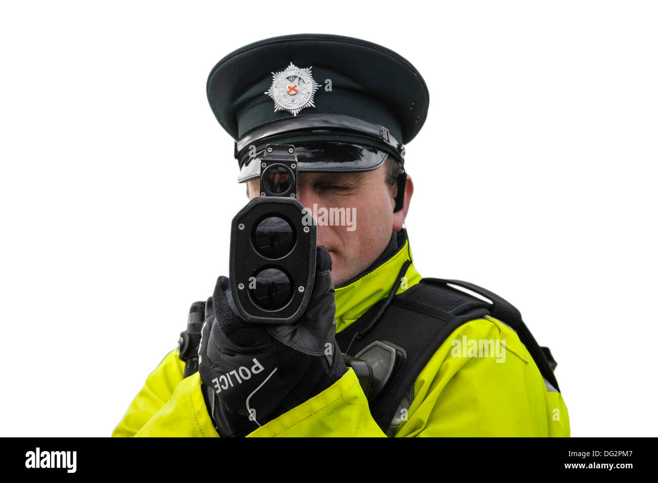 Polizist verwendet eine Laser Technology Inc UltraLyte Geschwindigkeit Detektor Laserkanone (vorne am Ausschnitt) Stockfoto