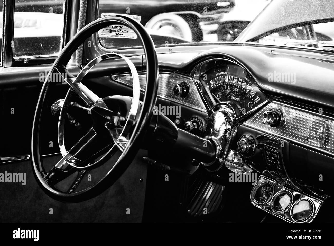 Der Fahrer in voller Größe Auto Chevrolet Bel Air, schwarz / weiß Stockfoto