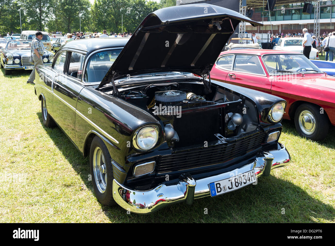 Full-Size-Auto Chevrolet Bel Air mit der Motorhaube öffnen Stockfoto