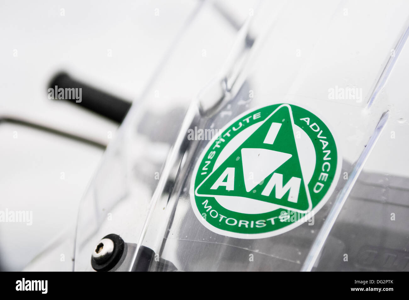 Eine grüne Institute of Advanced Autofahrer Abzeichen auf der Vorderseite eines Honda Motorrads. Stockfoto