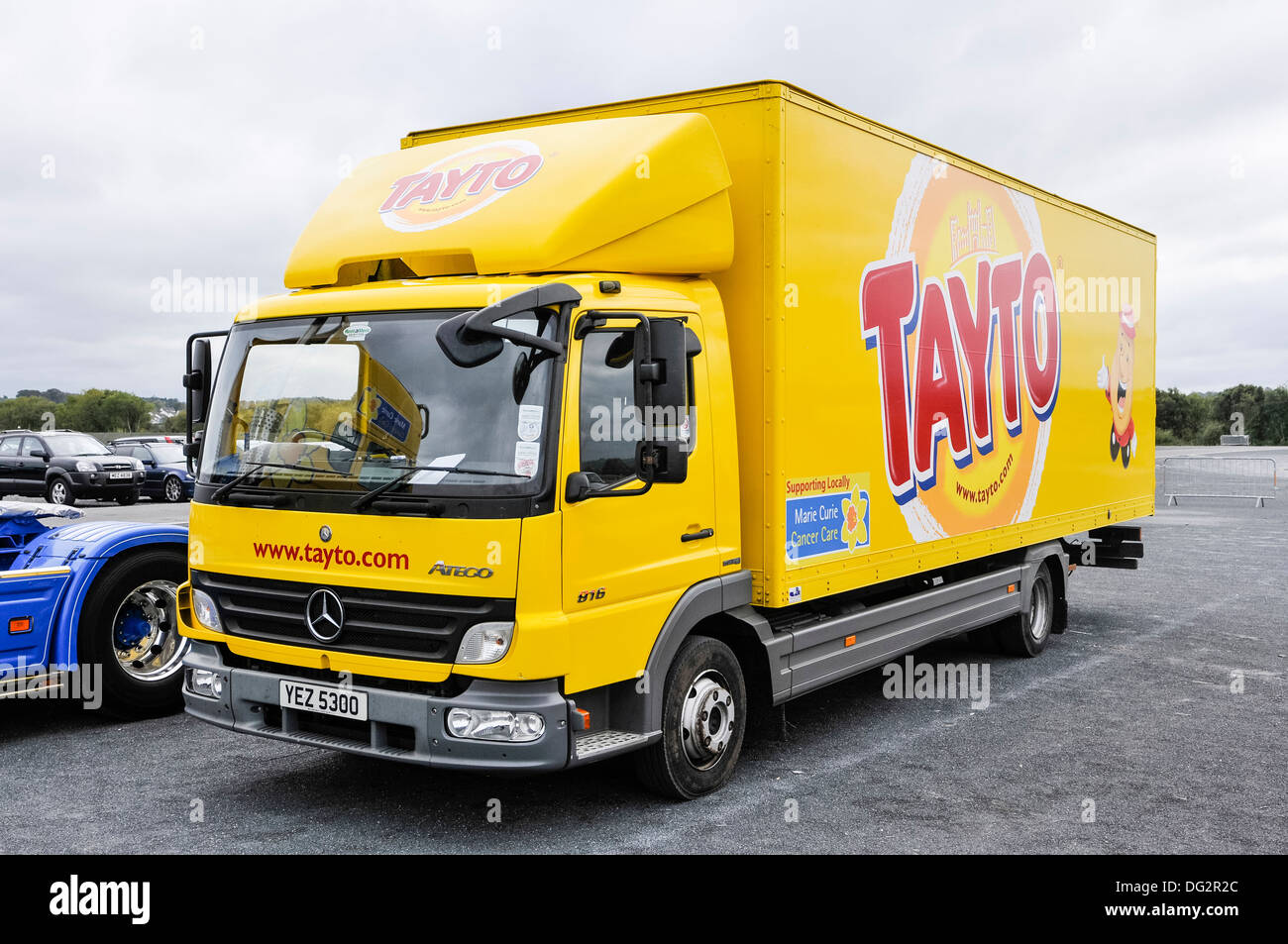 Ein Mercedes Benz Atego 816 7.5t LKW im Besitz von Tayto (eine der beliebtesten Marken von Kartoffelchips und Snacks in Irland) Stockfoto