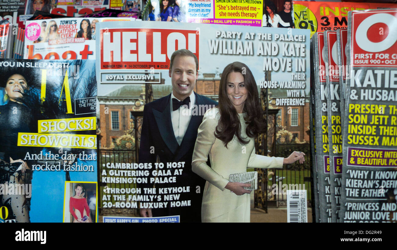 Prince „William and Kate move into Kensington Palace“ – Titelzeile des Magazins Hello im Zeitungsregal Oktober 2013 KATHY DEWITT Stockfoto