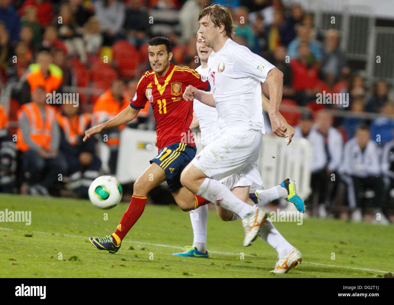 Palma De Mallorca, Spanien, 12. Oktober 2013, Spanien «s nationale Fußballmannschaft, die Pedro für den Ball während ihrer 2014 World Cup Soccer Qualifikationsspiel gegen Weißrussland im Stadion Son Moix in Palma De Mallorca am Freitag, den 11. Oktober kämpft. Zixia/Alamy Live-Nachrichten. Stockfoto