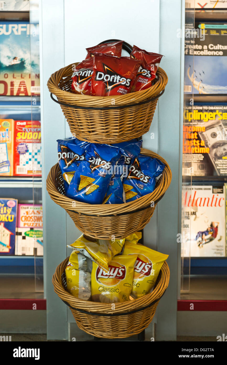 Doritos Lay Chips in Körbe zum Verkauf an ein Zeitschriftenladen Snacks Stockfoto