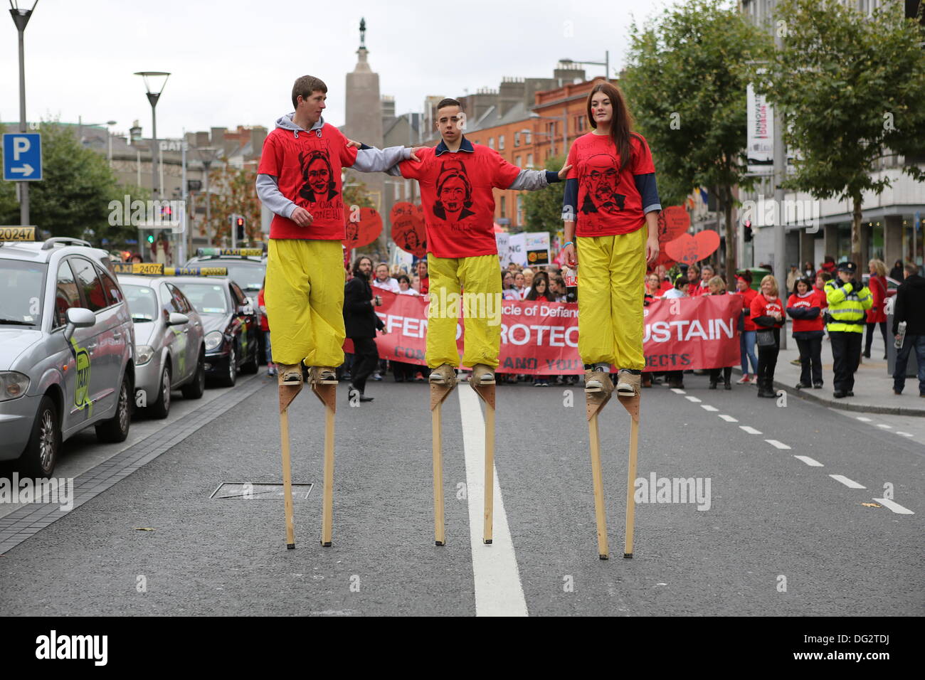 Dublin, Irland. 12. Oktober 2013. Mitglieder des Marsches Spektakel of Defiance & Hope in der Pre-Budget Protestmarsch auf Stelzen. Gewerkschaften forderten einen Protestmarsch durch Dublin, vor der Ankündigung des Haushaltsplans 2014 nächste Woche. Sie protestierten gegen Kürzungen bei Bildung, Soziales und Gesundheit und für eine Nutzung alternativer Einnahmequellen durch die Regierung. © Michael Debets/Alamy Live-Nachrichten Stockfoto