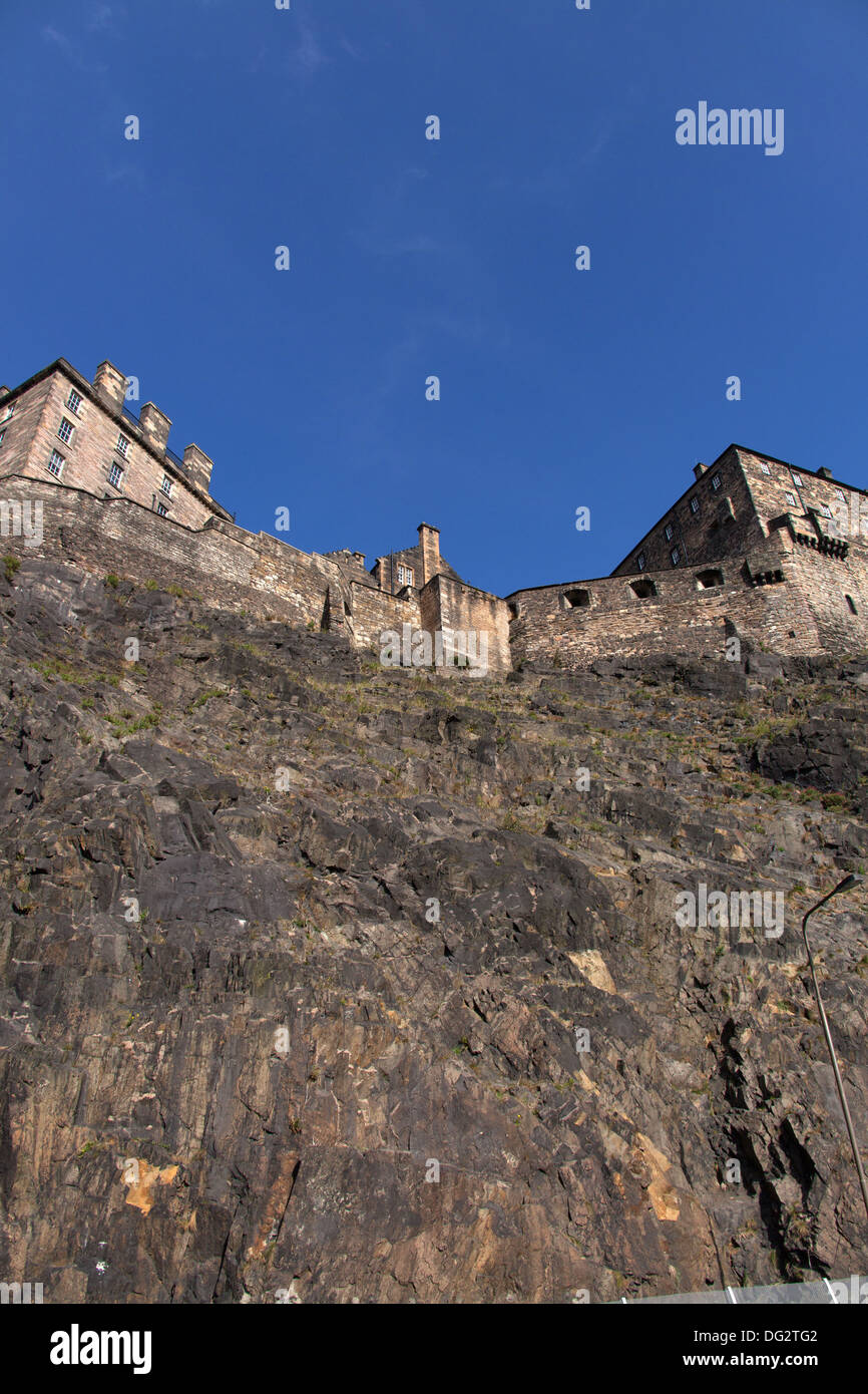 City of Edinburgh, Schottland. Die südliche Höhe des Edinburgh Castle auf Burgfelsen von Johnston Terrasse gesehen. Stockfoto