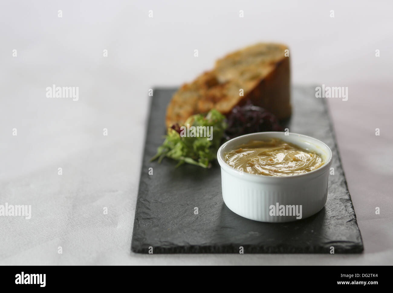 Leberpastete mit knusprigem Brot auf Steinplatte Stockfoto