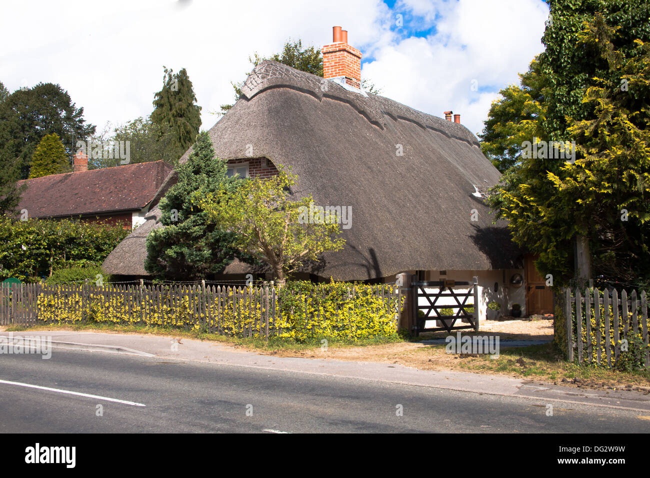 Eine strohgedeckte Hütte an einer Straße in der Nähe von Burley im New Forest, Hampshire, England. Stockfoto