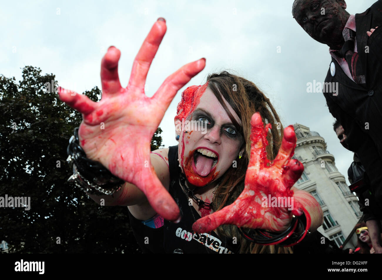 London, UK. 12. Oktober 2013. Hunderte von Zombie ein Spaziergang im Zentrum London für den Welttag der Zombie und Fundraising für das St Mungo: Hilfe für Obdachlose in London. Stockfoto