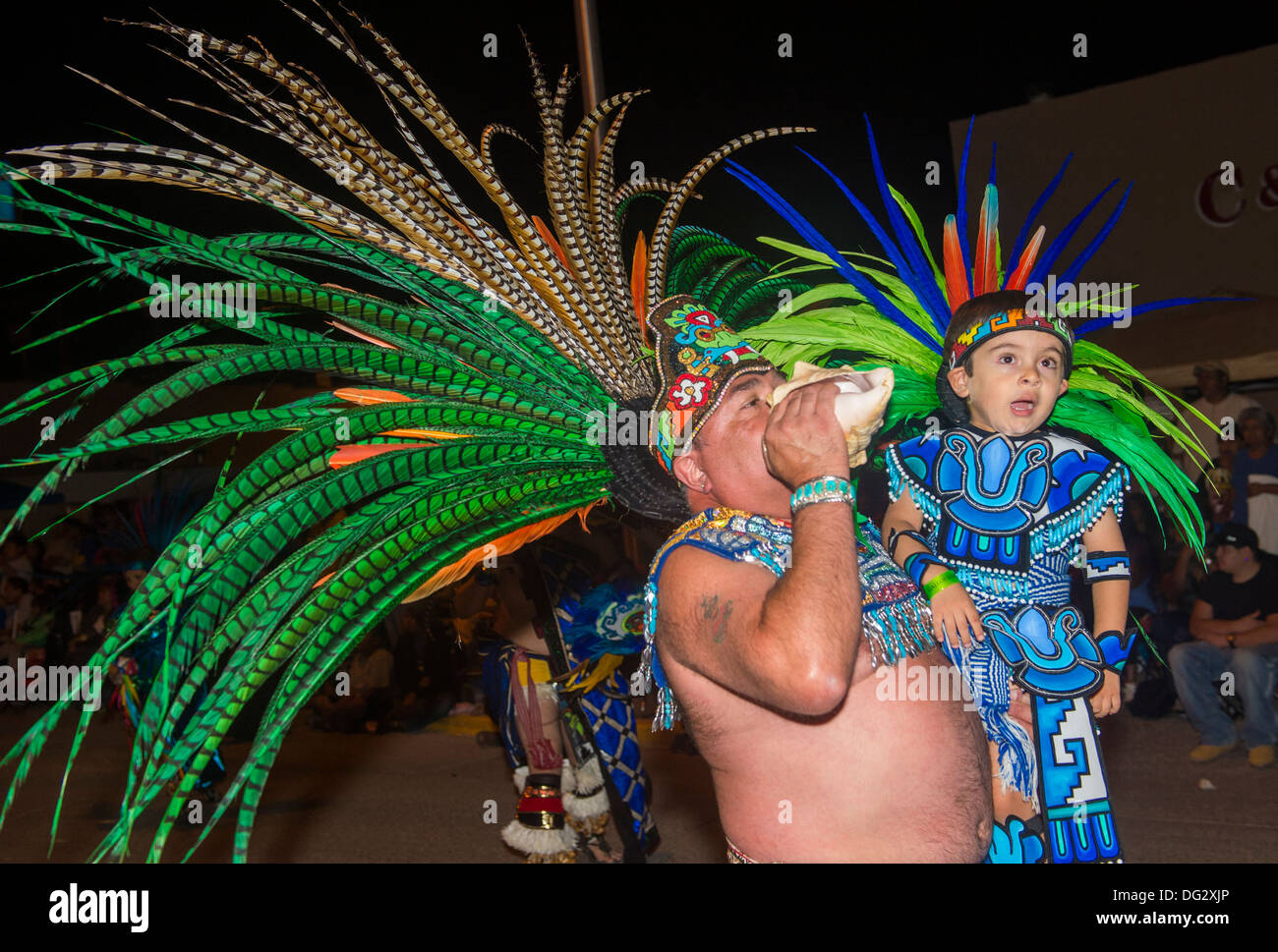 Aztekische Tänzer mit Tracht beteiligt sich an der jährlichen Inter-tribal zeremonielle Nacht Parade in Gallup New-Mexico Stockfoto