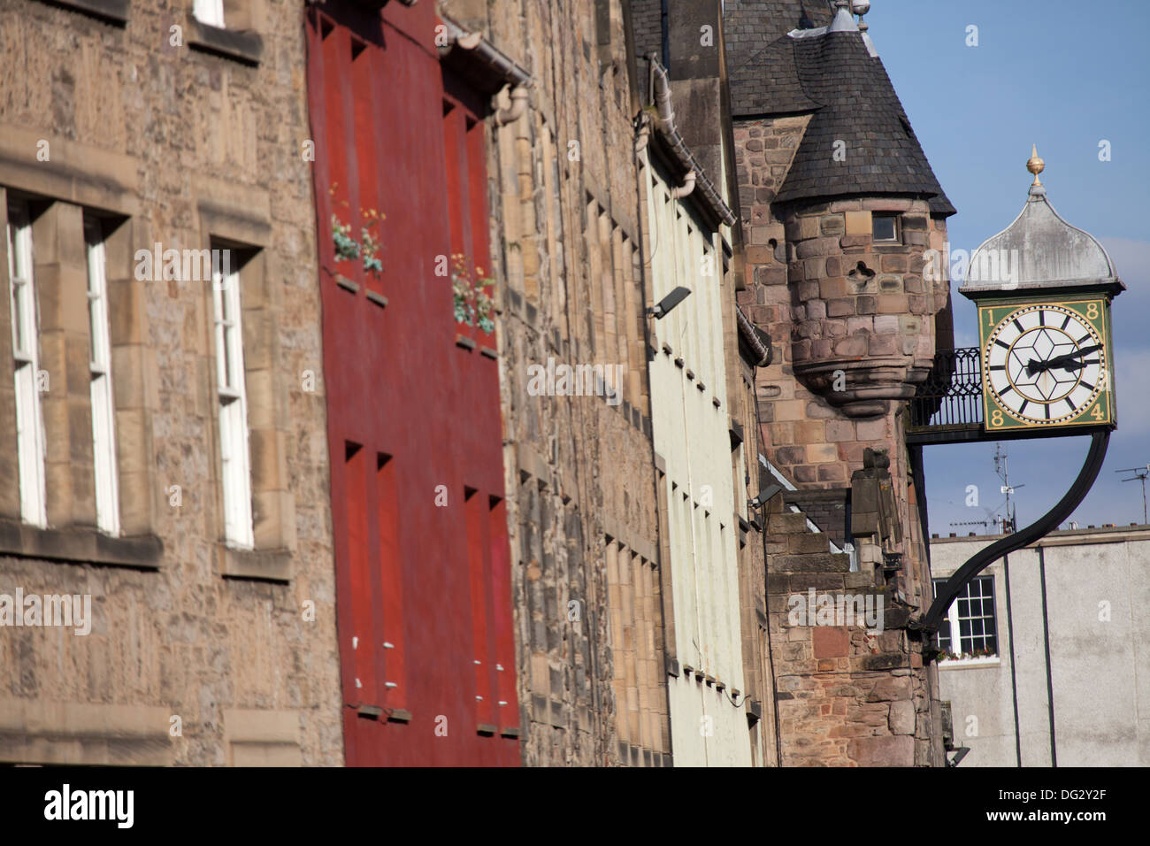 City of Edinburgh, Schottland. Fassaden auf der Nordseite des Edinburghs Royal Mile im Canongate. Stockfoto