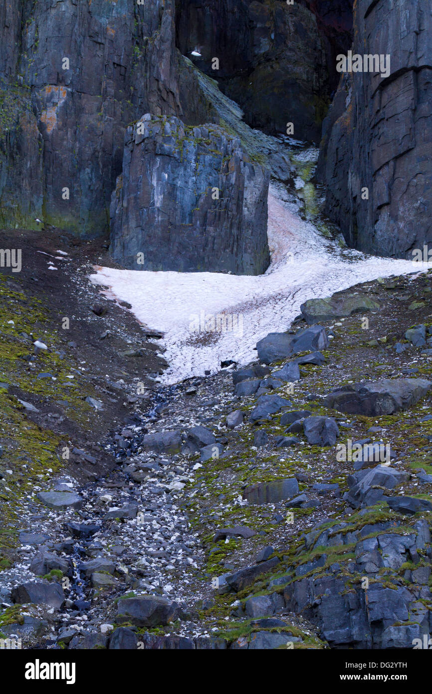 Eis und Felsen am norwegischen Alkefjellet, Spitzbergen, Arktis Stockfoto
