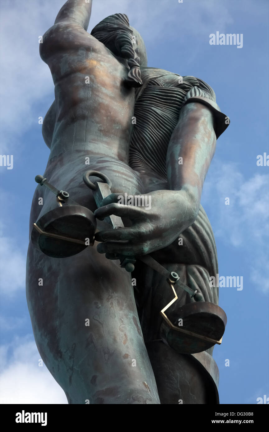 Die Waage der Gerechtigkeit - "Wahrheit" Statue von Damien Hirst, Ilfracombe, Devon, England, UK Stockfoto