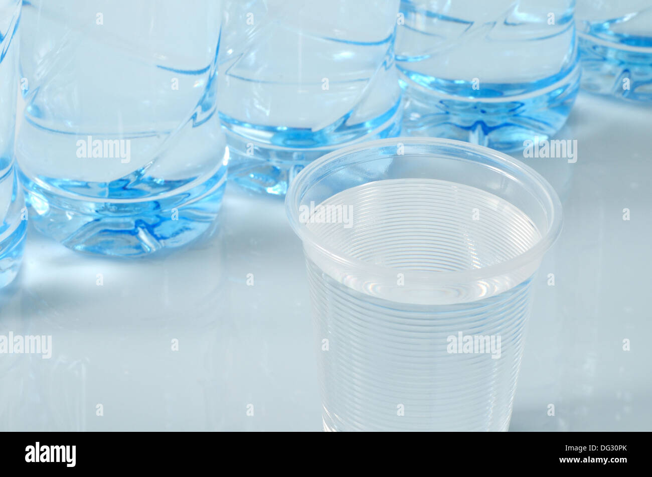 Plastikbecher und Flaschen Wasser Nahaufnahme. Stockfoto