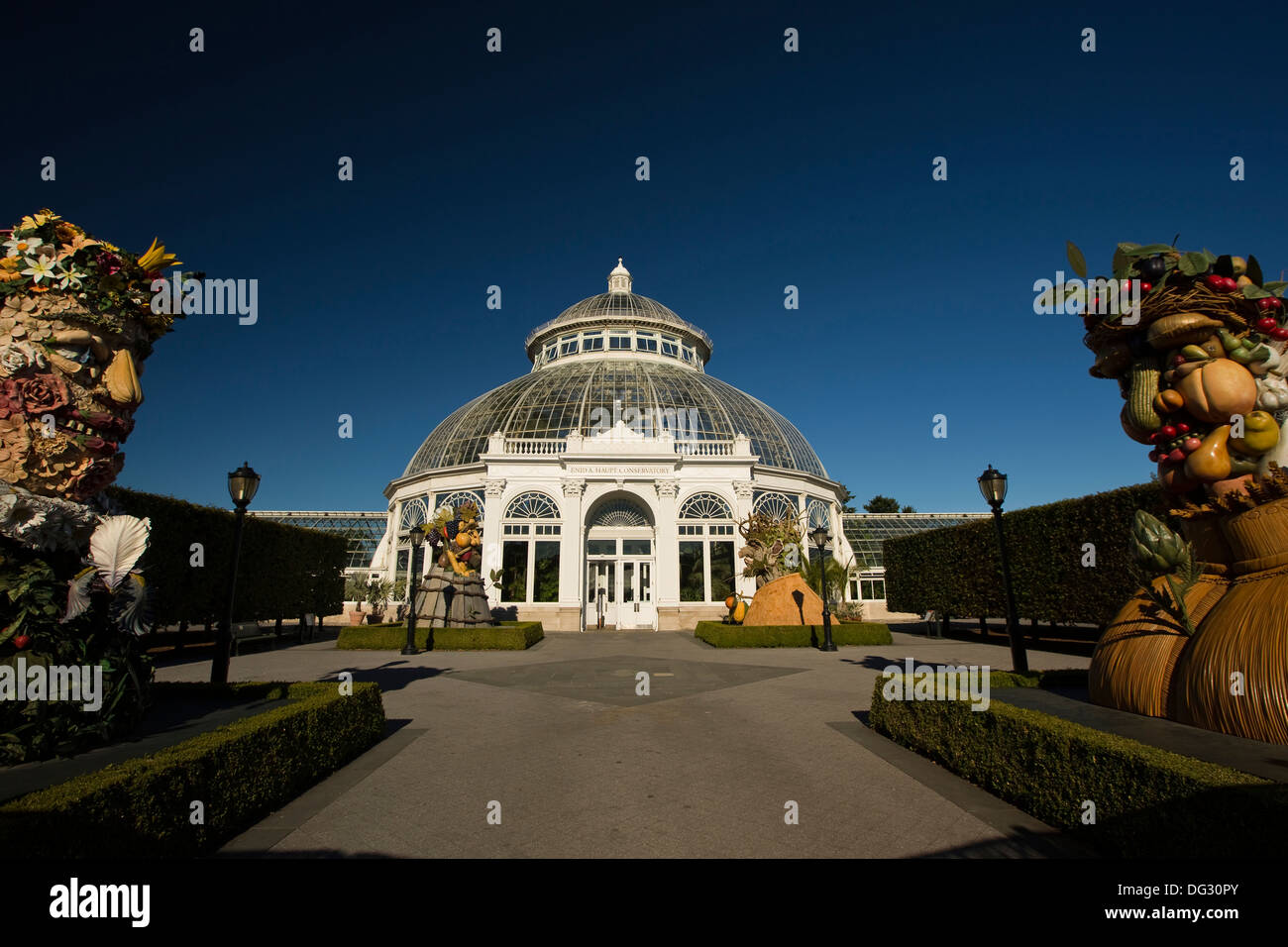 Arcimboldo Obst und Gemüse Skulptur vor dem Gewächshaus im New York Botanical Garden Stockfoto