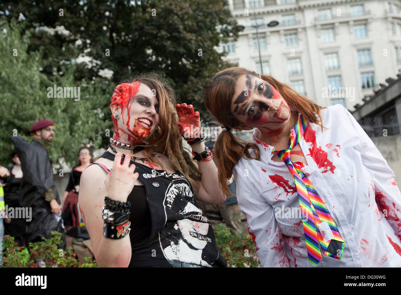 London, UK. 12. Oktober 2013. London lockt jedes Jahr um Stöhnen und watscheln durch die Londoner zugunsten der Wohltätigkeitsorganisation St. MungoÕs Tausende von Zombies. Stockfoto