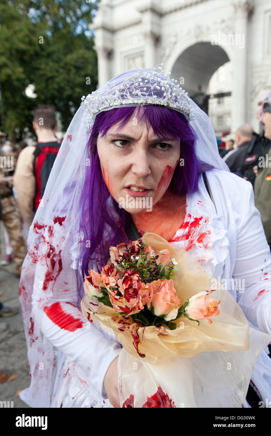 London, UK. 12. Oktober 2013. London lockt jedes Jahr um Stöhnen und watscheln durch die Londoner zugunsten der Wohltätigkeitsorganisation St. MungoÕs Tausende von Zombies. Stockfoto