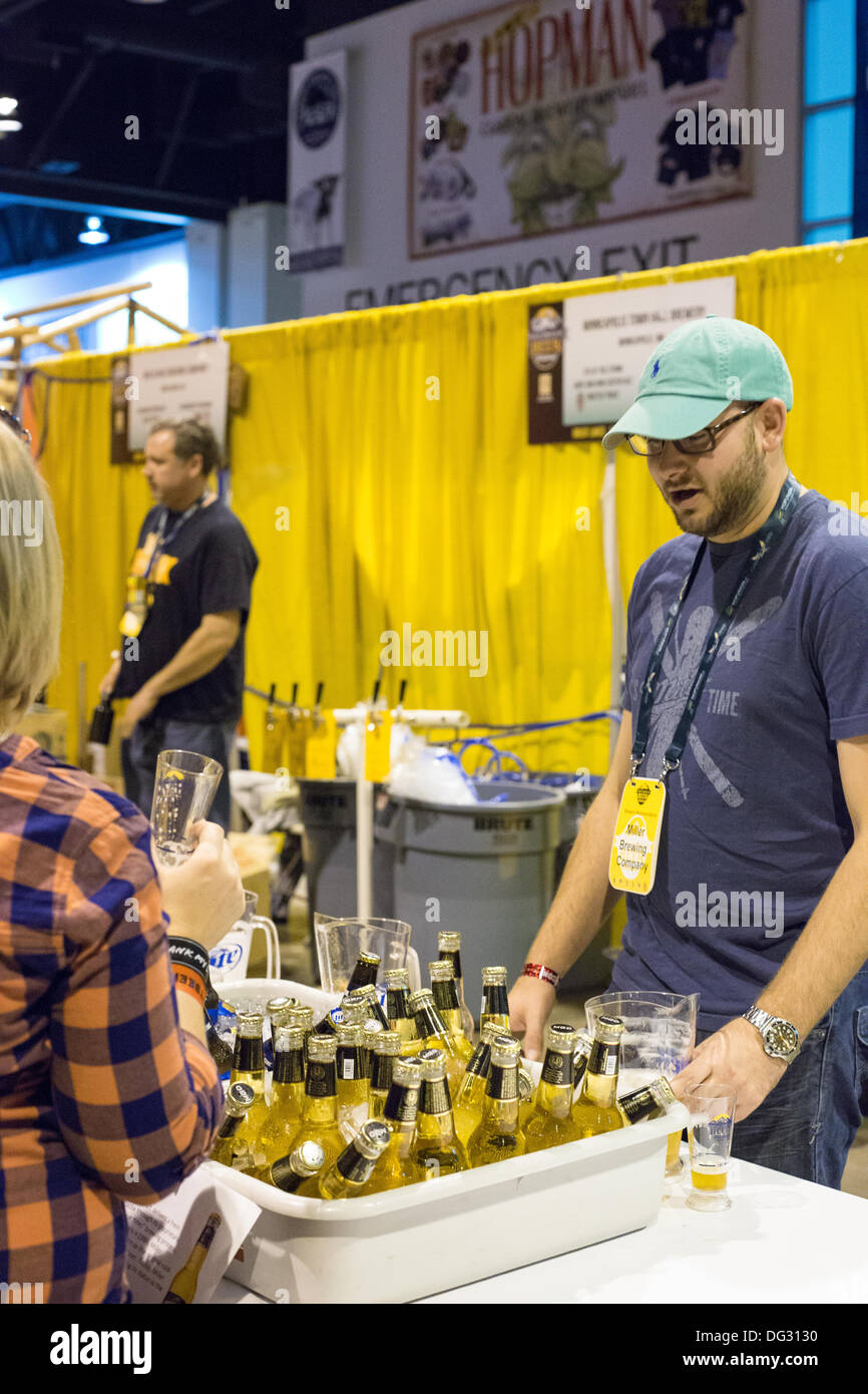 Denver, CO 12. Oktober 2013. Ein Vertreter der Miller Brewing Company beschreibt das Produkt mit Schirmherrin der Great American Beer Festival.  Der Wettbewerb 2013 enthalten 4.809 Einträge aus 745 Brauereien aus überall in den USA und in Washington DC. © Ed Endicott/Alamy Live-Nachrichten Stockfoto