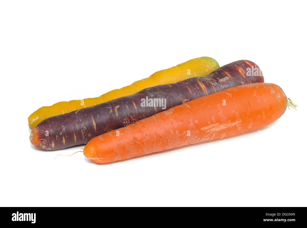 Karotten in verschiedenen Farben, die isoliert auf weißem Hintergrund Stockfoto