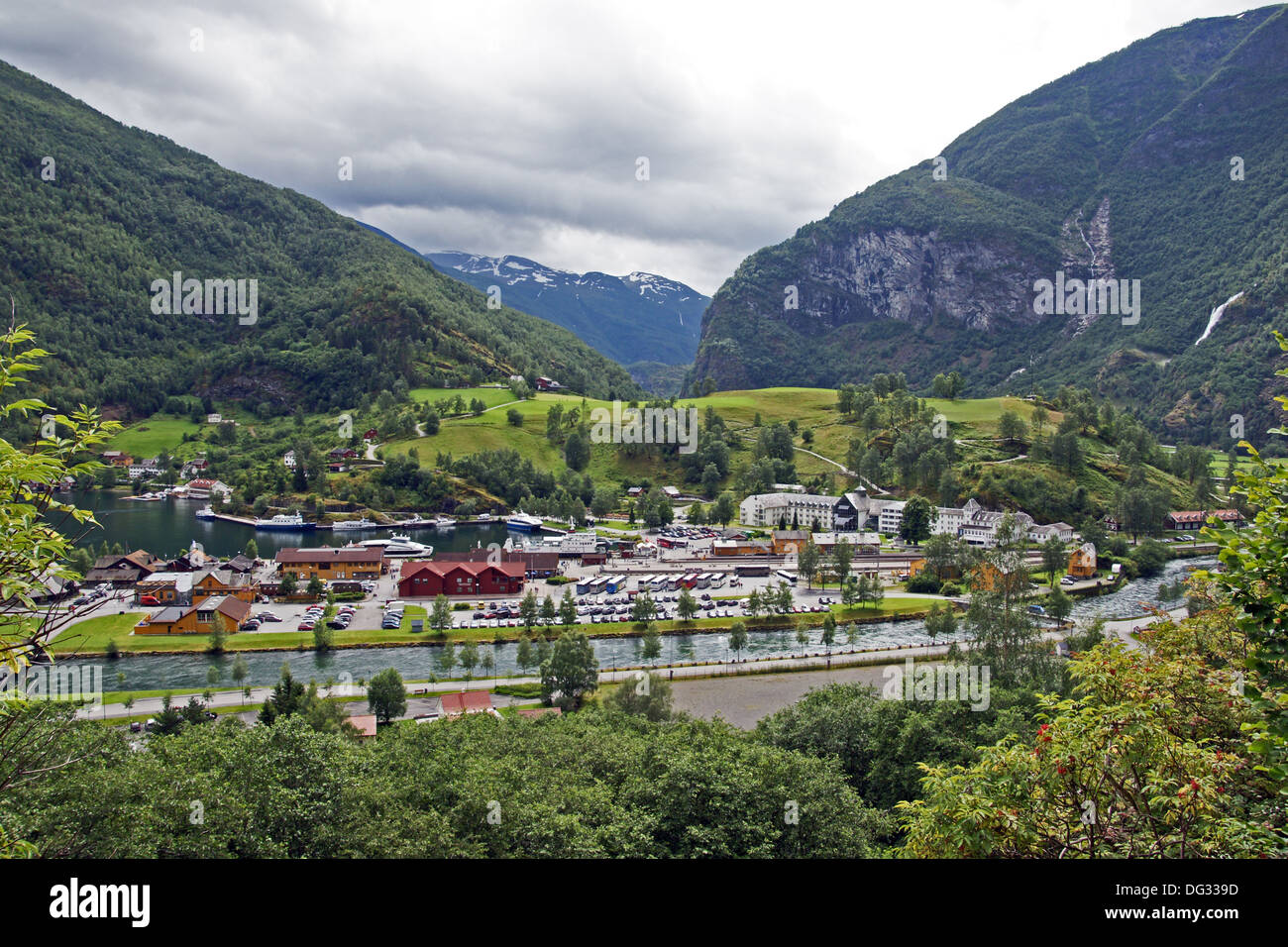 Blick auf den kleinen norwegischen Dorf Flåm am südlichen Ende des Aurlandsfjorden in Westnorwegen Stockfoto
