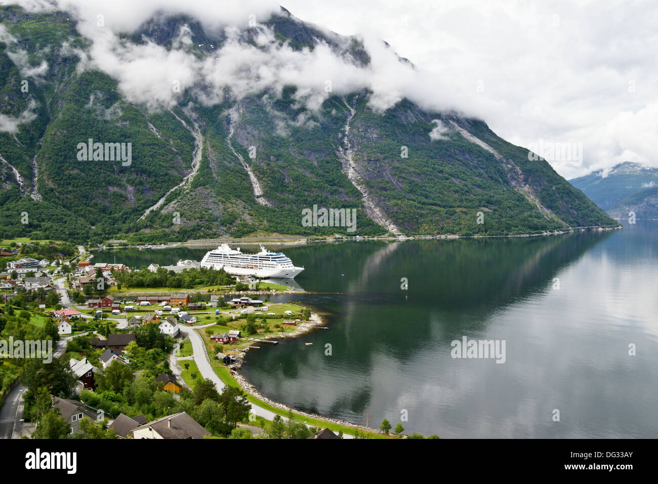 Azamara Cruises Kreuzfahrtschiff Azamara Reise an der Pier in Eidfjord Norwegen vor Anker Stockfoto