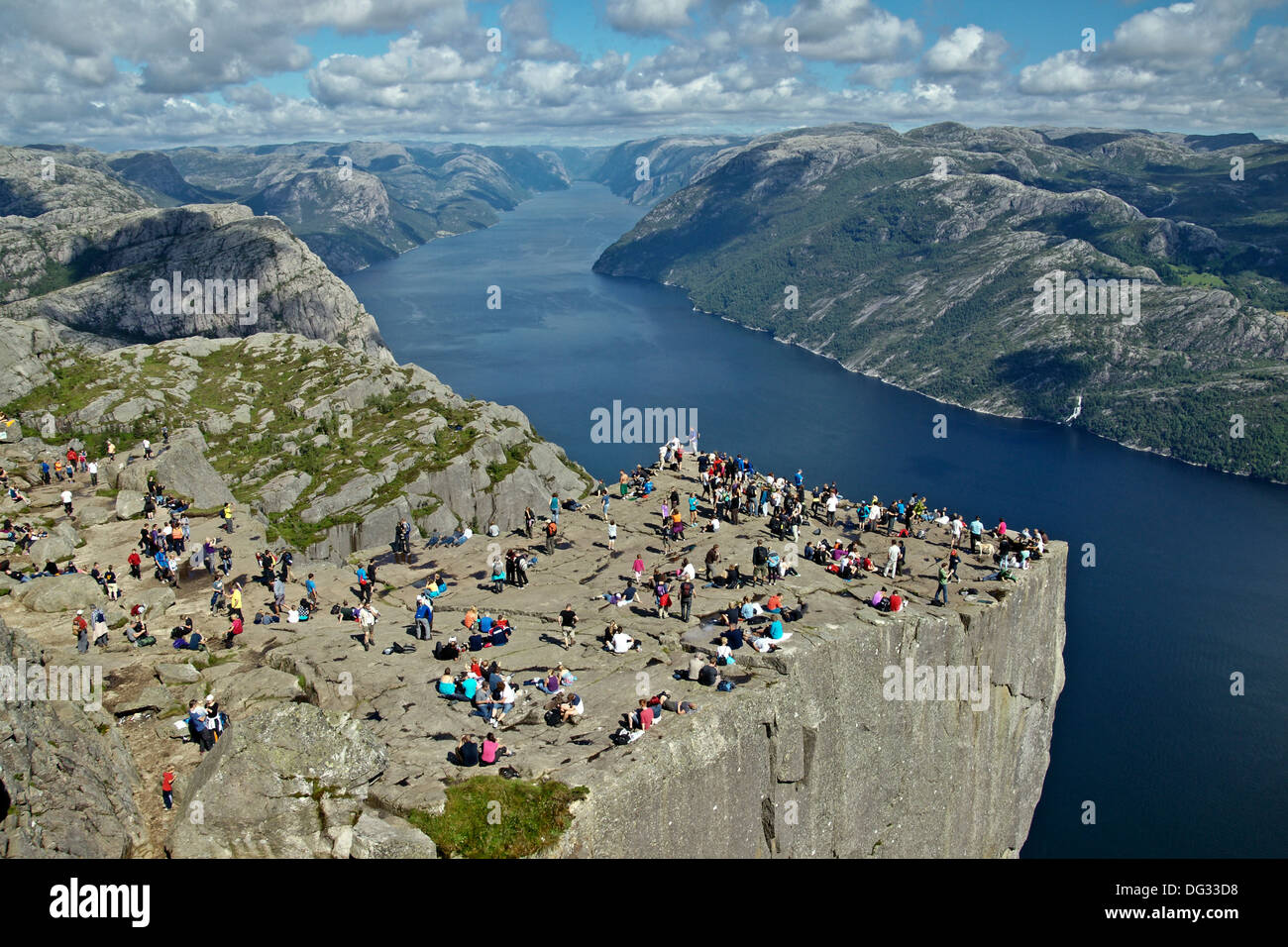 Touristen und Bergsteiger auf Anzeige zeigen Prekestolen (Preikestolen ...