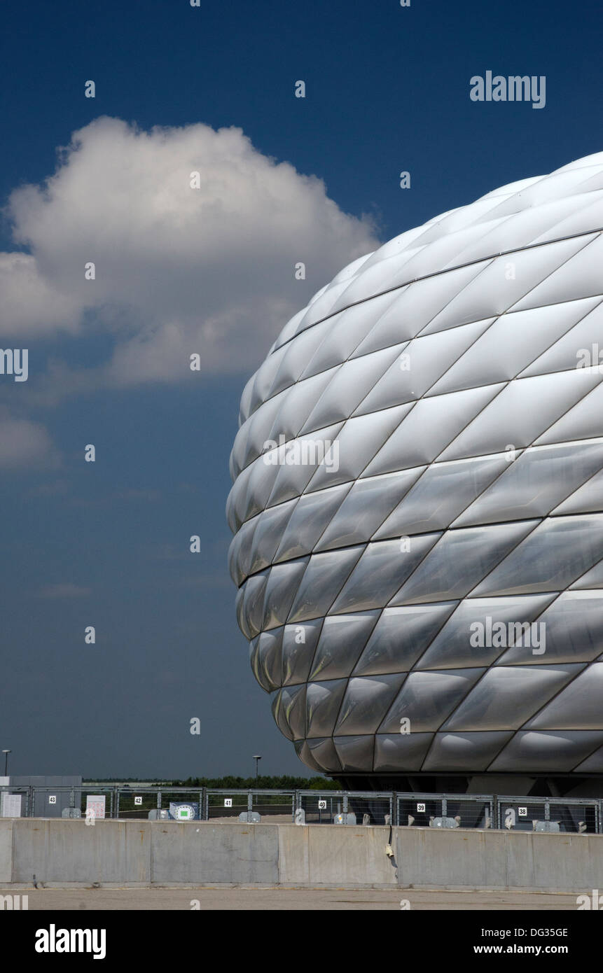 Blick auf Bayern München Allianz Fußballstadion an einem sonnigen Tag Deutschland Stockfoto