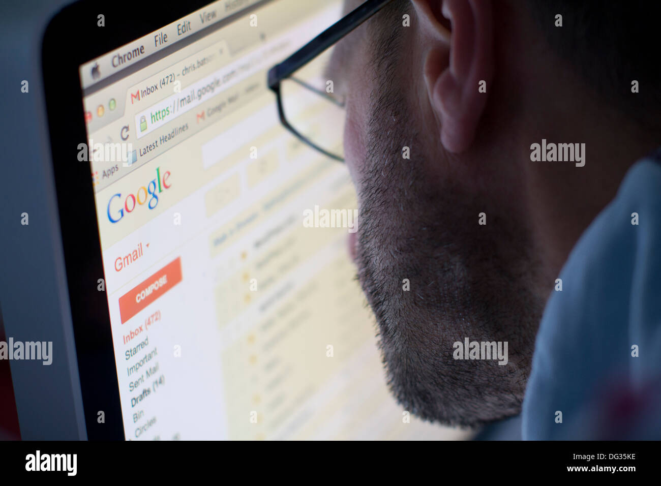 Männlicher Erwachsener, der die Google-Website auf einem Desktop-Computer nutzt und in der weltweit meistgenutzten Suchmaschine surft Stockfoto