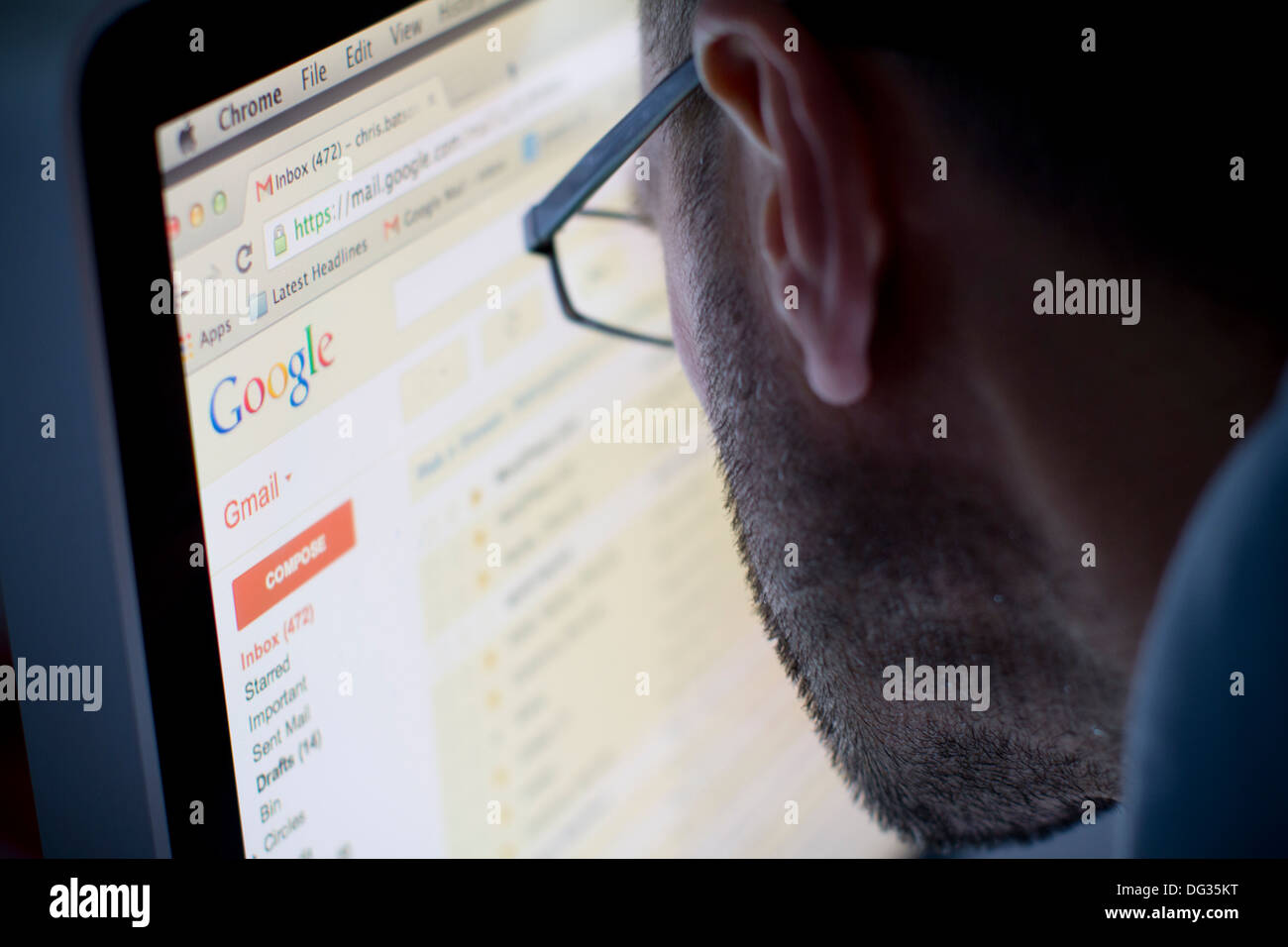 Männlicher Erwachsener, der die Google-Website auf einem Desktop-Computer nutzt und in der weltweit meistgenutzten Suchmaschine surft Stockfoto