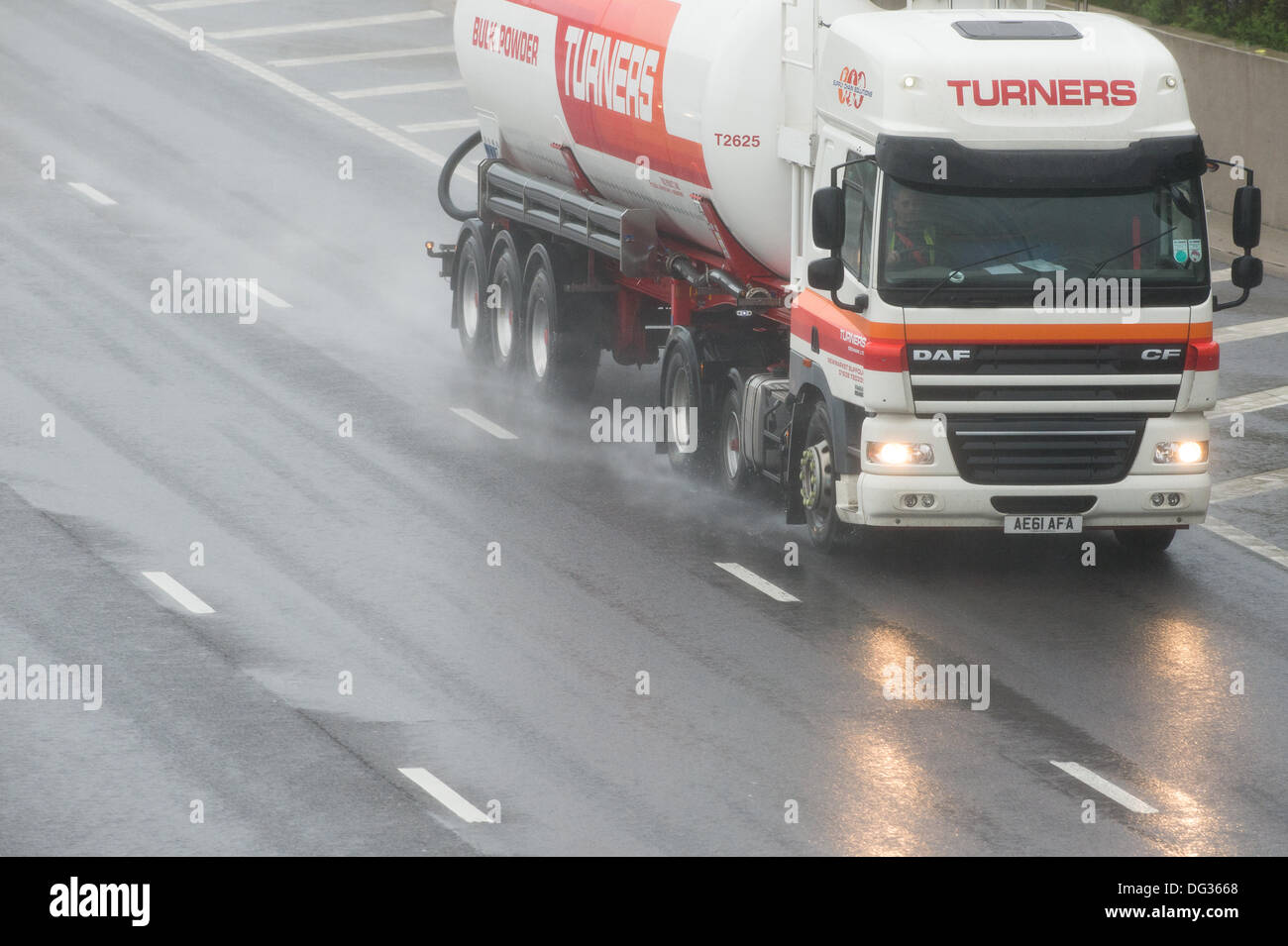 13. Oktober 2013. M25 Essex. Starker Regen verursacht gefährliche Fahrbedingungen für Datenverkehr auf Essex auf der M25. Oberflächenwasser und Reduzierung der Sichtbarkeit-Spray sorgt für schwierige Fahrt. Stockfoto