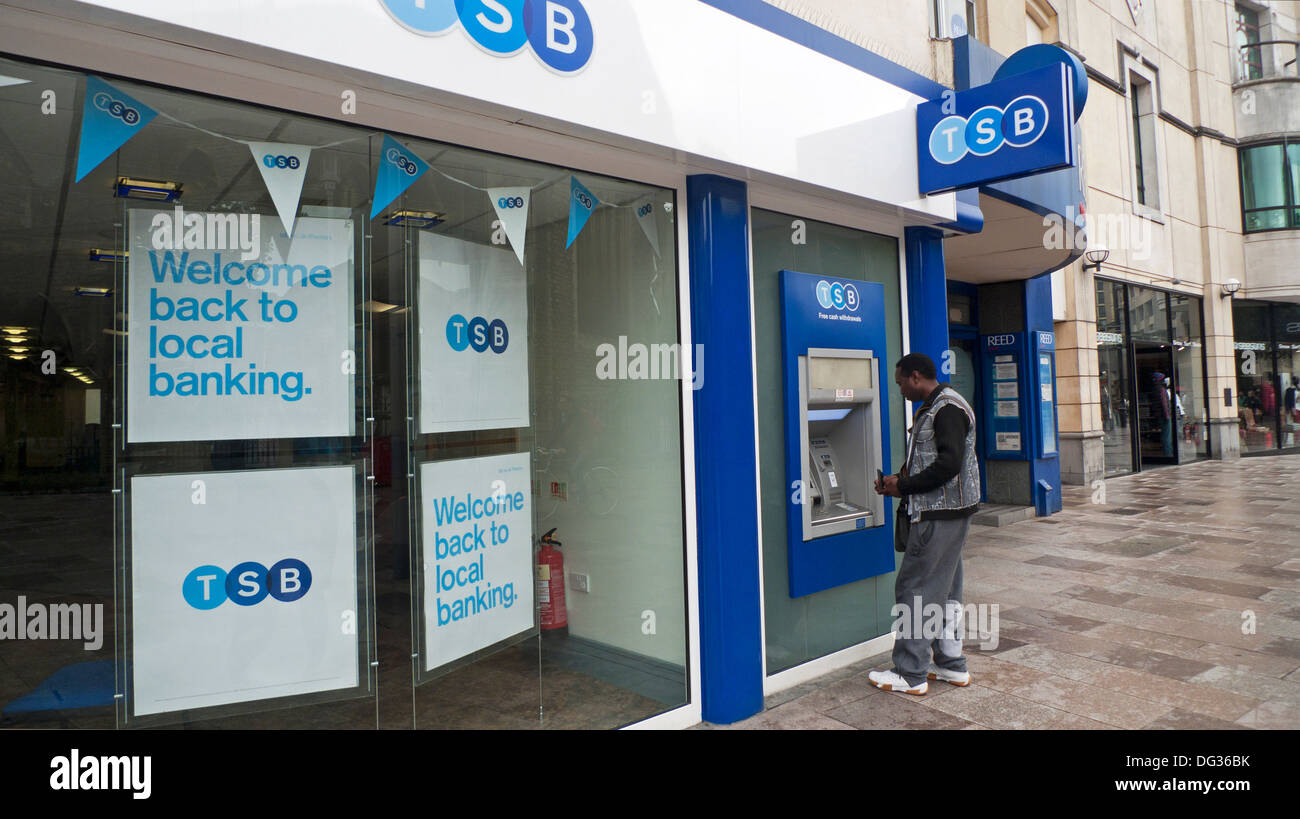 Ein Mann immer Geld aus einem neuen TSB ATM im Stadtzentrum von Cardiff Wales UK KATHY DEWITT Stockfoto