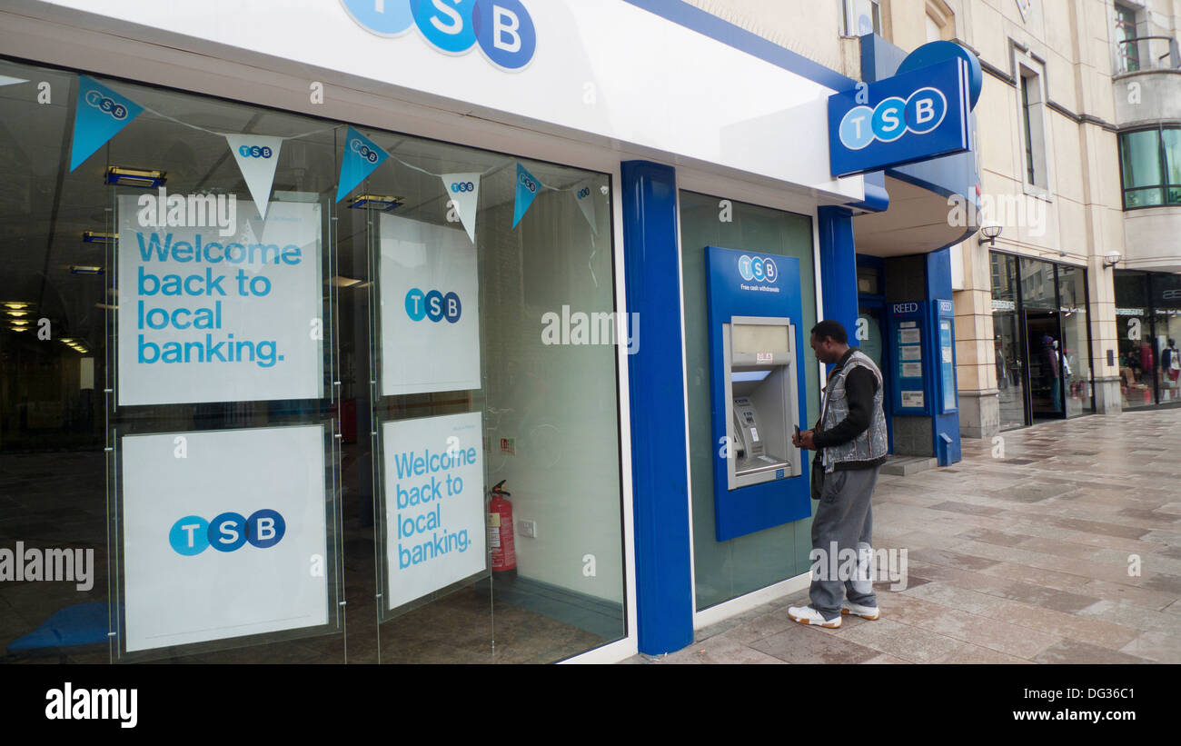 Ein Mann erhalten Bargeld von einem neuen TSB ATM im Stadtzentrum von Cardiff Wales UK KATHY DEWITT Stockfoto