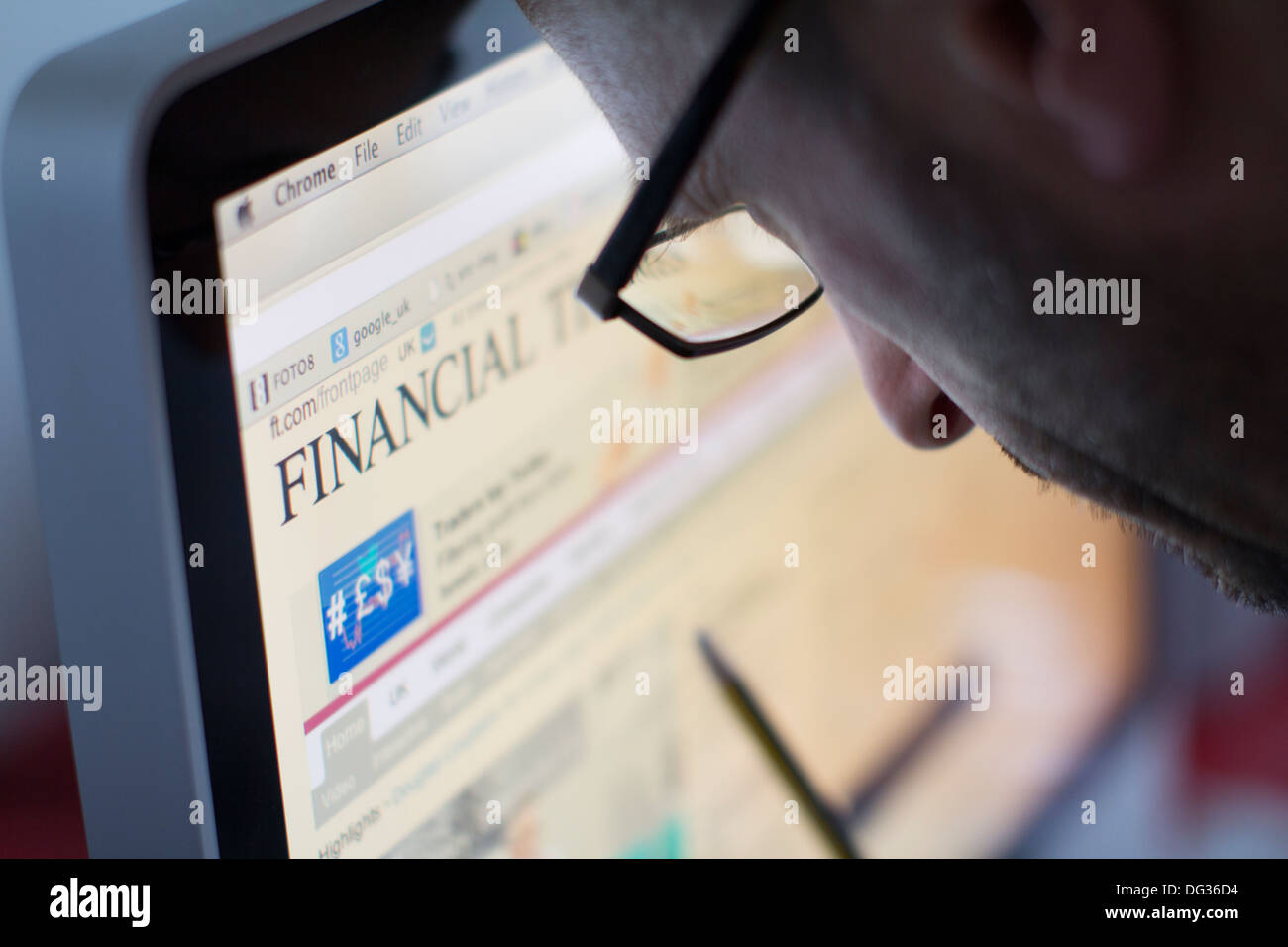 Männlicher Erwachsener, der auf einem Computerbildschirm auf der Website der Financial Times surft und die Interaktion mit globalen Geschäfts- und Finanznachrichtenmedien in Großbritannien über digitale Online-Plattformen veranschaulicht Stockfoto