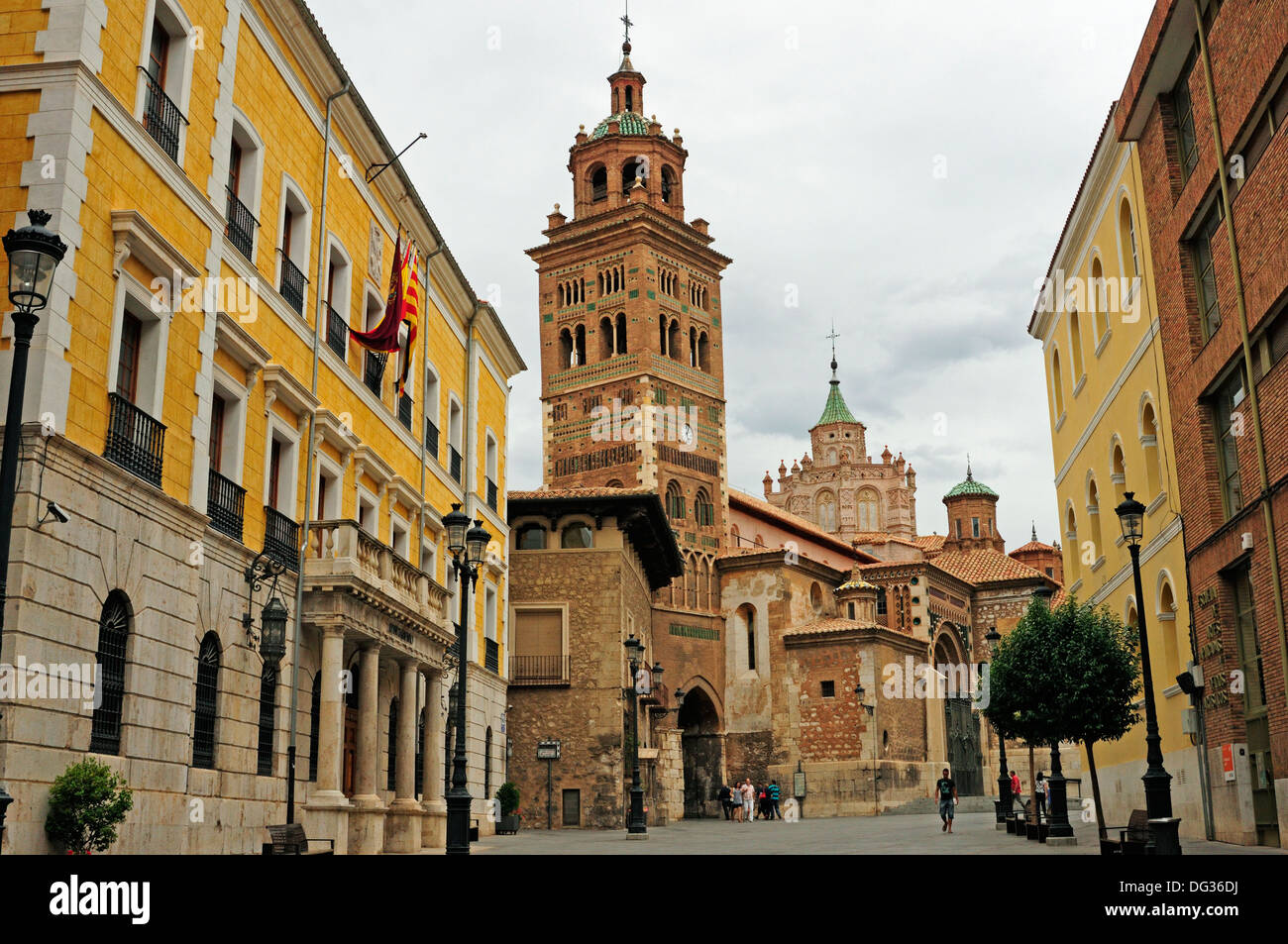 Der Turm der Kathedrale und dem Plaza mit dem Rathaus auf der linken Seite, Teruel, Hauptstadt der Mudéjar Kunst in Spanien. Stockfoto