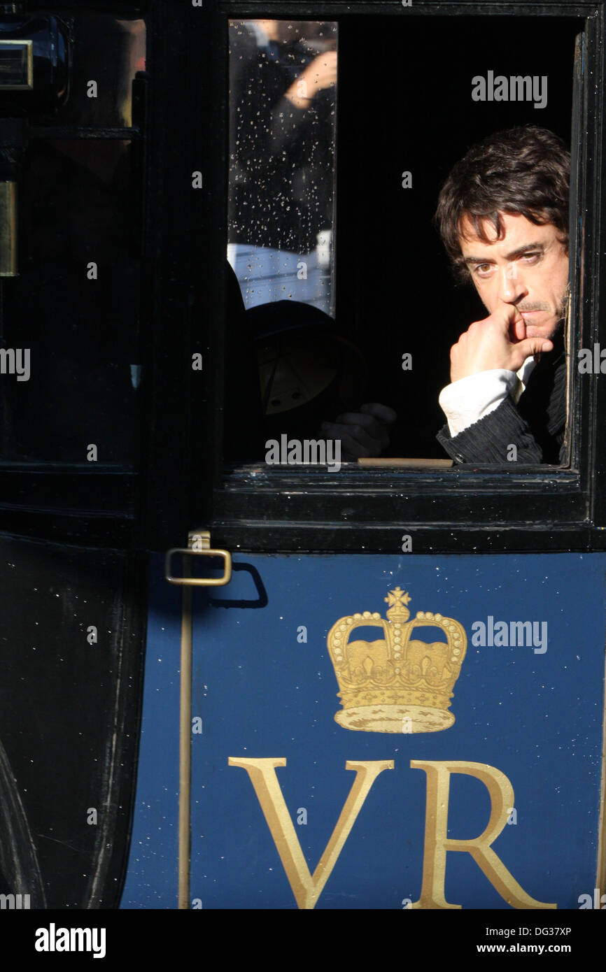 Robert Downey Jr. als Sherlock Holmes London in einem viktorianischen Polizei Wagen Stockfoto