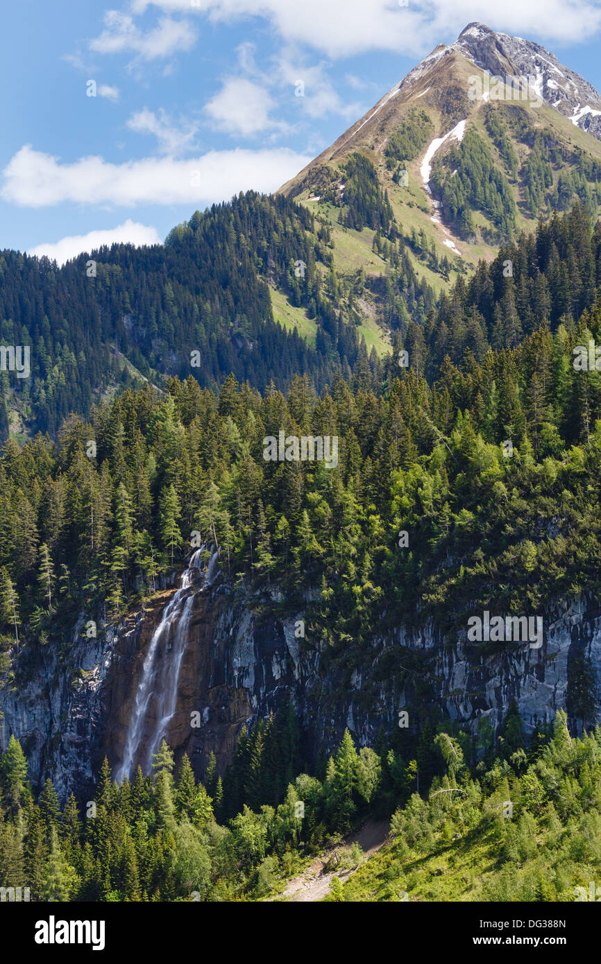 Sommer Alpen Bergblick mit Wasserfall (Vorarlberg, Österreich). Stockfoto