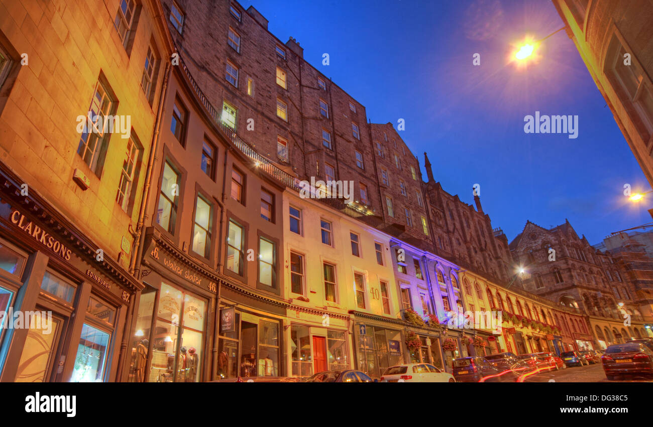 Blick vom Fuße der Victoria Street Edinburgh Stadt Schottland UK in der Abenddämmerung Nachtaufnahme Stockfoto