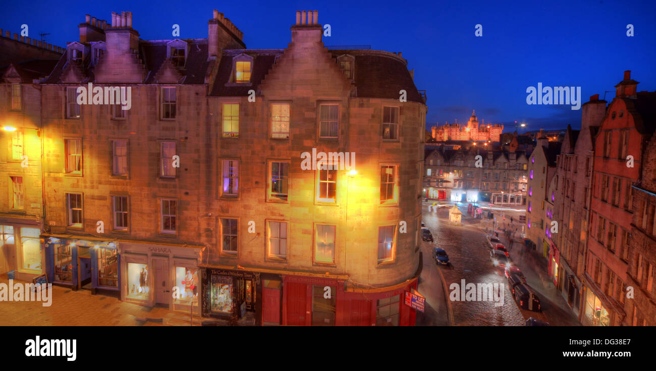 Blick über die Dächer von Victoria Street Edinburgh Stadt Schottland UK in der Abenddämmerung Nachtaufnahme Stockfoto