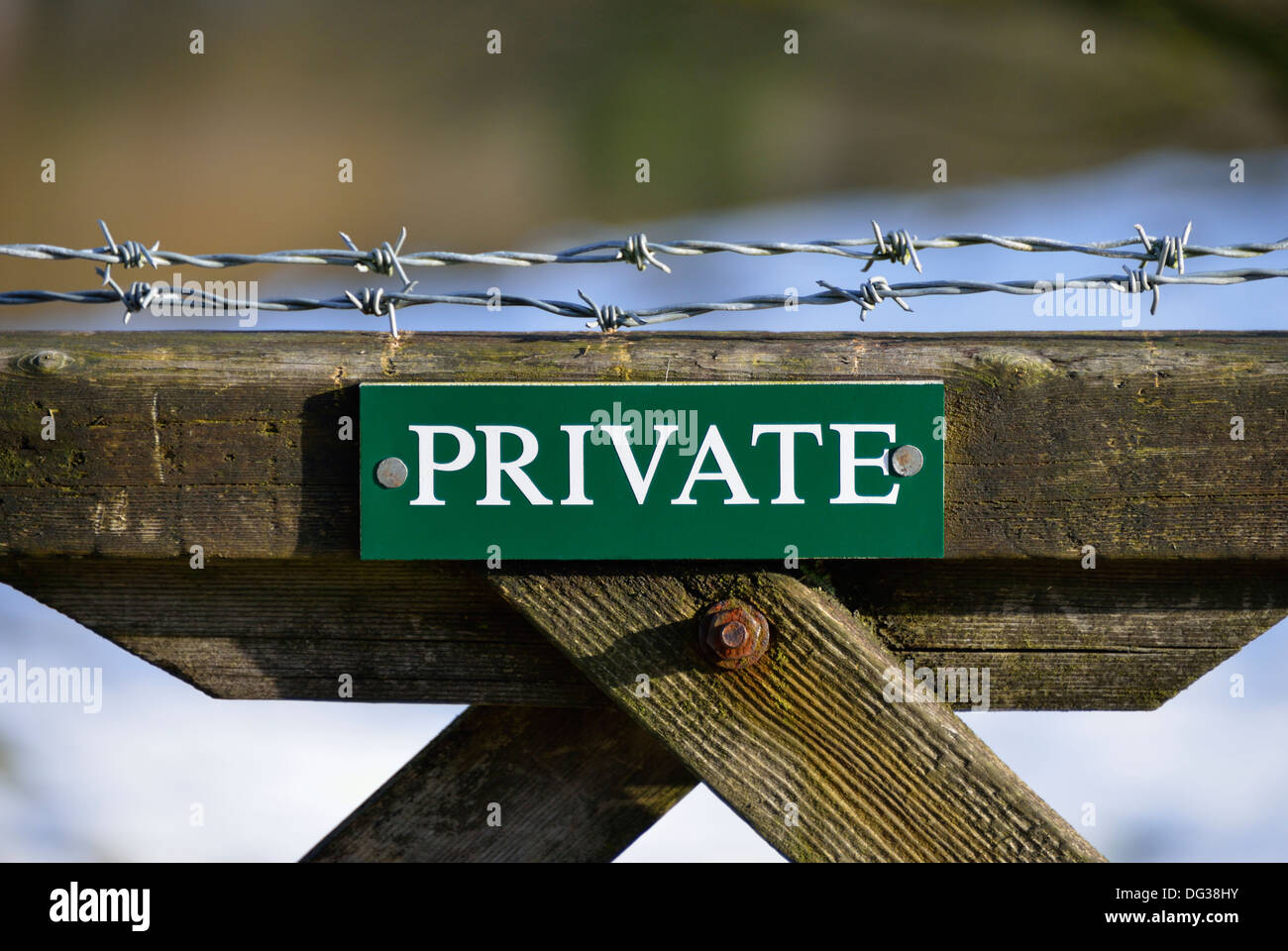 "Privat", unterzeichnen am Hof mit Stacheldraht. Wenig Loughrigg, Nationalpark Lake District, Cumbria, England, Vereinigtes Königreich. Stockfoto