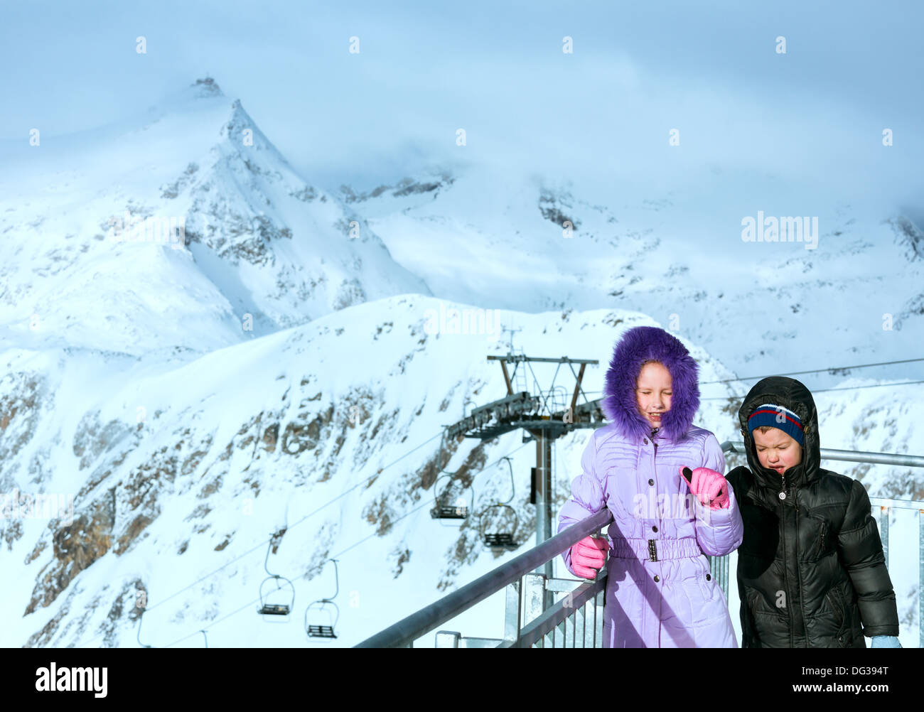 Kinder Ski Station oben und morgen winter Berglandschaft. Skigebiet Molltaler Gletscher, Kärnten, Österreich. Stockfoto