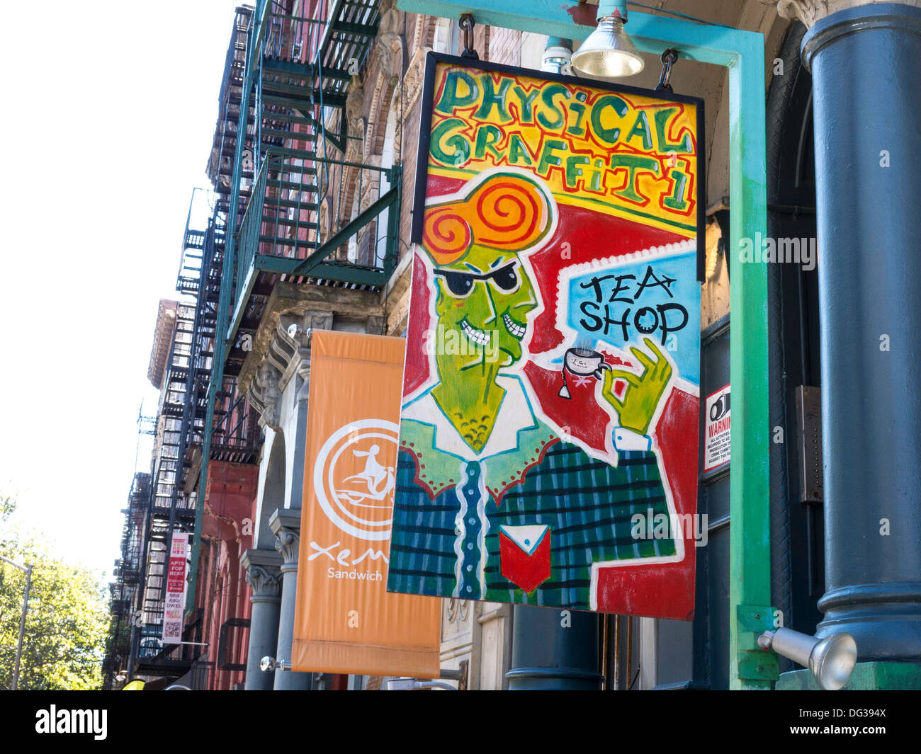Bunte Physical Graffiti Tee Shop Zeichen, East Greenwich Village, NYC Stockfoto