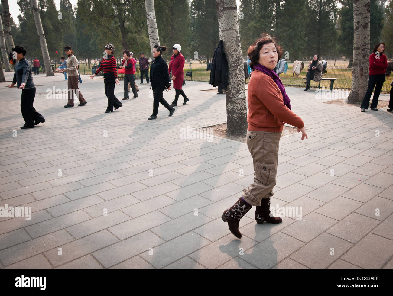 Morgen tanzen Übungen im Himmelstempel-Park, Peking, China Stockfoto