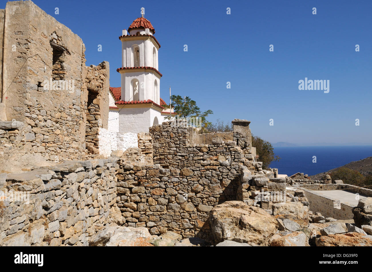 Glockenturm der Panagia griechisch-orthodoxe Kirche in dem verlassenen Dorf von Mikro Chorio Mikro Horio Tilos griechischen Insel Griechenland Stockfoto