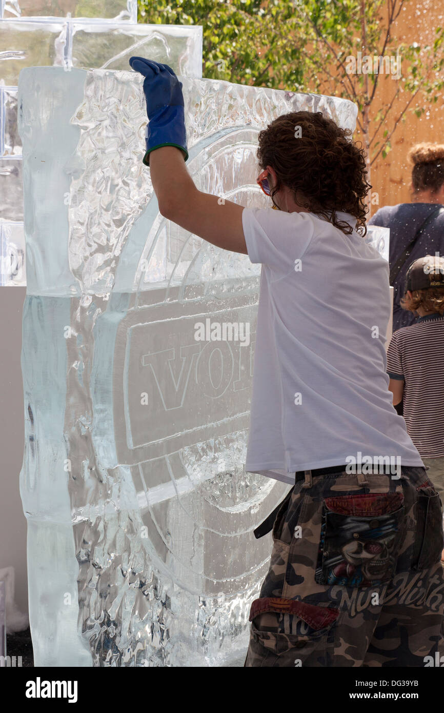 Mann Scraving ein Volvo-Logo aus Eisblock. Goodwood Festival 2013. Porträt Stockfoto