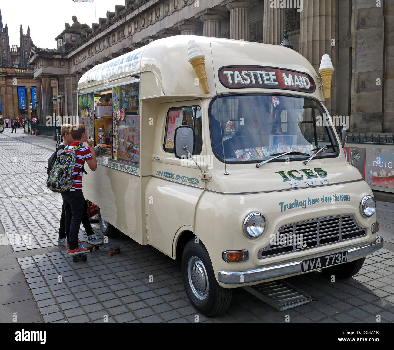Klassische Creme farbigen Tasttee Maid Eiswagen aus den 1960er Jahren im Stadtzentrum von Edinburgh Schottland UK 2013 Stockfoto
