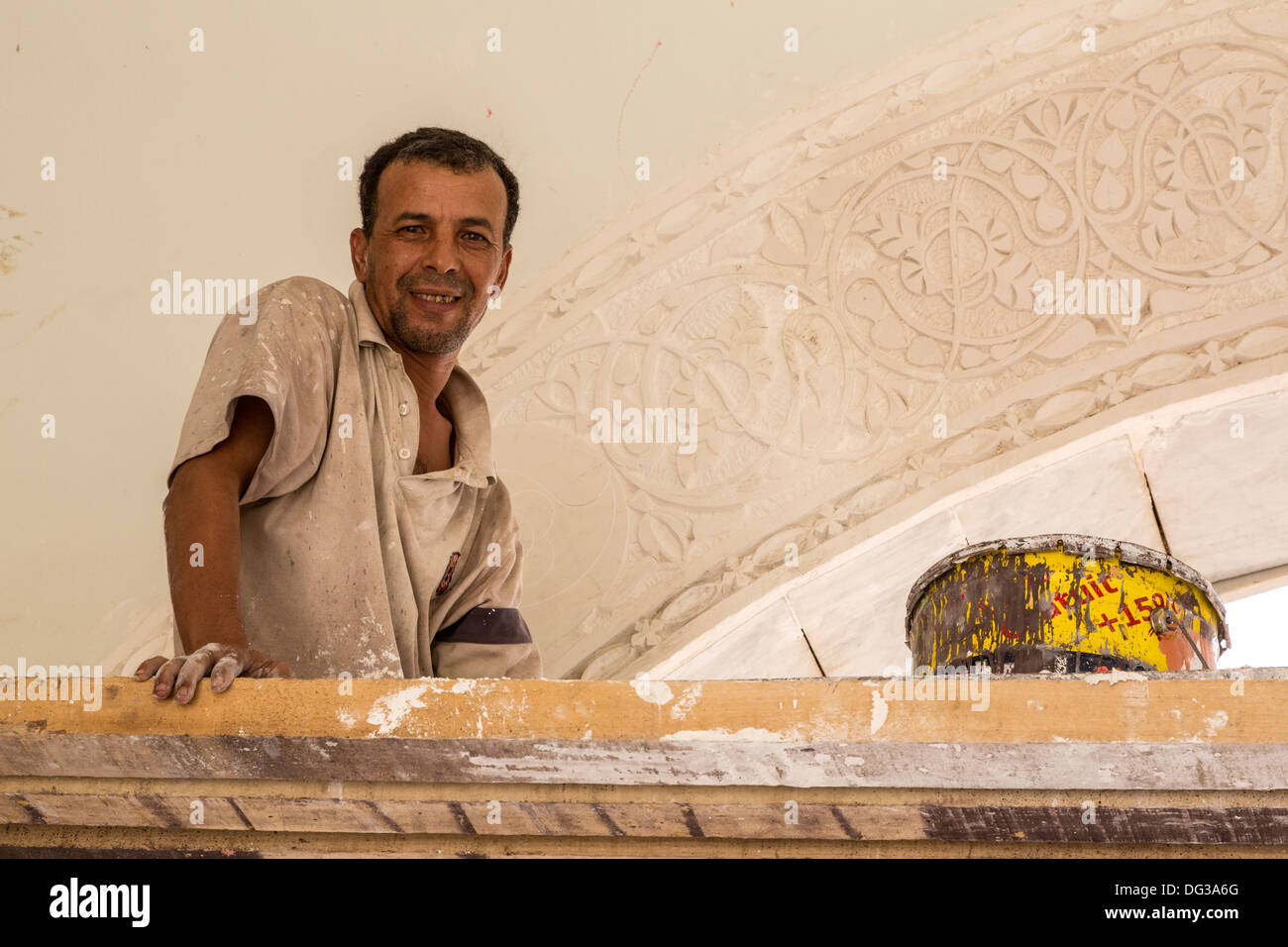Senegal, Touba. Marokkanische Handwerker eine Pause von Carven eine Design in einem Bogen im Inneren der großen Moschee. Stockfoto